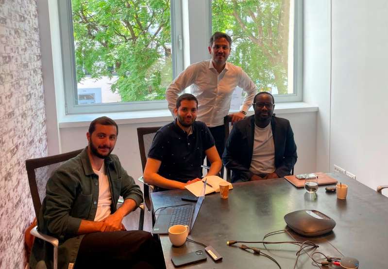© Chapter54 (Les co-fondateurs de Kawarizmi, Hakim Hattou et Salif Diop, avec leur mentor, Kamil Senhaji (debout) ; au premier plan, Hamza Iraqi, Scaleup Success Manager de Chapter54). © Chapter54 (Les co-fondateurs de Kawarizmi, Hakim Hattou et Salif Diop, avec leur mentor, Kamil Senhaji (debout) ; au premier plan, Hamza Iraqi, Scaleup Success Manager de Chapter54).