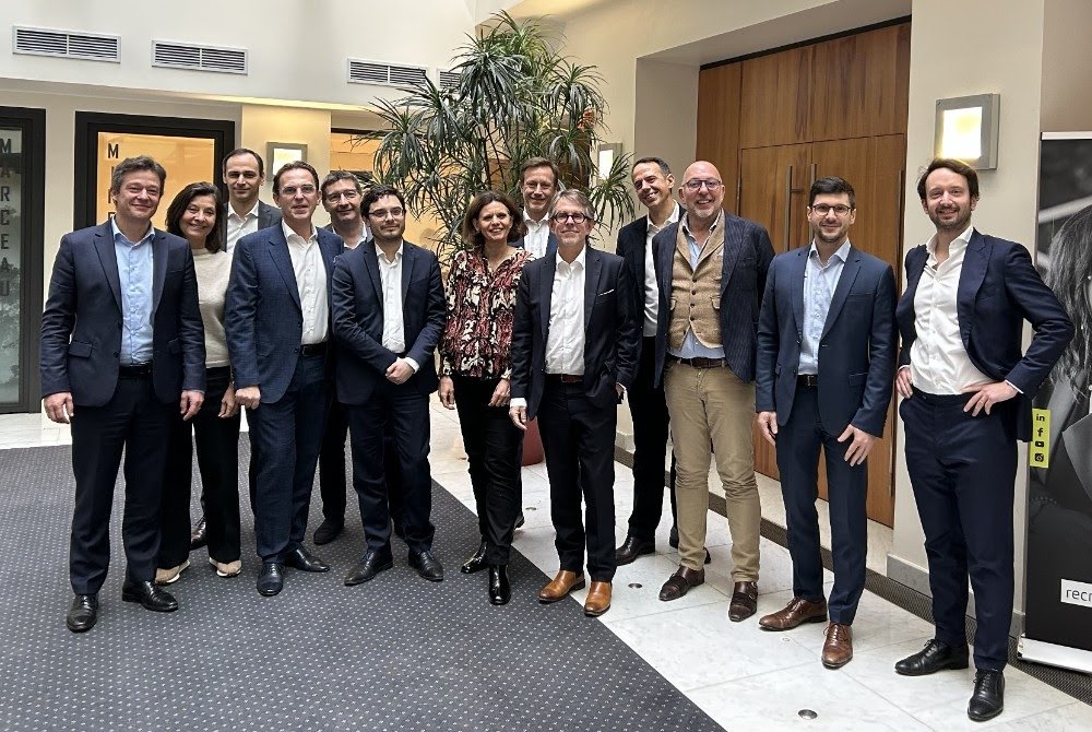 De gauche à droite : Sylvain de Chaumont, Président Oratio Avocats – Valérie Giet, Directeur Général Oratio Avocats – Maxime Cotin, Directeur de missions Cofigex – Frédéric Durand, Directeur Général Cofigex – Laurent Krier, Directeur Général Cofigex – Arnaud Le Strat, Associé Cofigex – Sylvie Dréno, Présidente Directrice Générale Cofigex – Jean-Charles Norris, Associé Cofigex – Samuel Ronflé, Président Baker Tilly – Vincent Bomont, Associé Cofigex – Olivier Journet, Associé Baker Tilly, Directeur M&A Groupe – Arnaud Delachaux, Directeur Transaction Services Cofigex – Axel Richebraque, Directeur M&A Blue Partners Finance