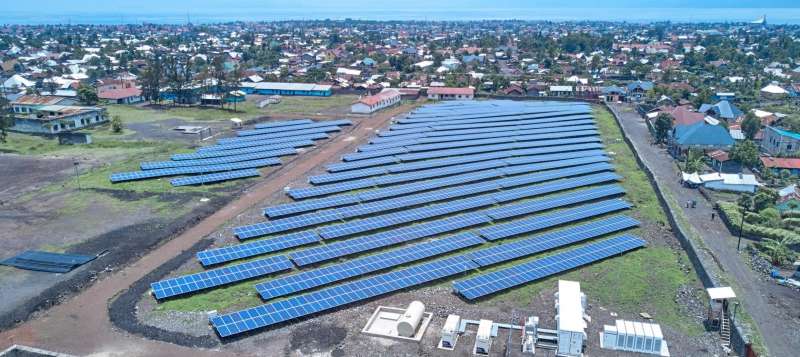 Les solutions off-grid hybrides de Nuru fournissent une électricité à 84 % d’origine renouvelable à des tarifs par kWh entre entre 30 et 50 % moins chers que le coût moyen des générateurs diesels dans la région. - © Nuru Les solutions off-grid hybrides de Nuru fournissent une électricité à 84 % d’origine renouvelable à des tarifs par kWh entre entre 30 et 50 % moins chers que le coût moyen des générateurs diesels dans la région. - © Nuru