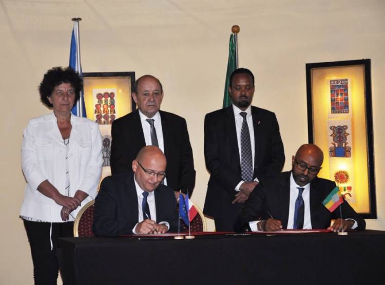 Signature d'un accord entre Bolloré Transport & Logistics (Patrick Gerenthon) et CLS Logistics (Teodros Abraham) le 13 mars 2019 à Addis-Abeba, pour la création d'une JV. - © Bolloré Transport & Logistics Signature d'un accord entre Bolloré Transport & Logistics (Patrick Gerenthon) et CLS Logistics (Teodros Abraham) le 13 mars 2019 à Addis-Abeba, pour la création d'une JV. - © Bolloré Transport & Logistics