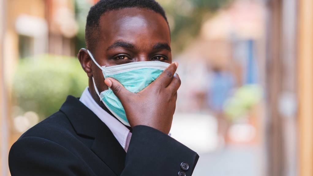 Homme d'affaires africain portant un masque de protection contre le coronavirus - © Adobe Stock/arrowsmith2 Homme d'affaires africain portant un masque de protection contre le coronavirus - © Adobe Stock/arrowsmith2
