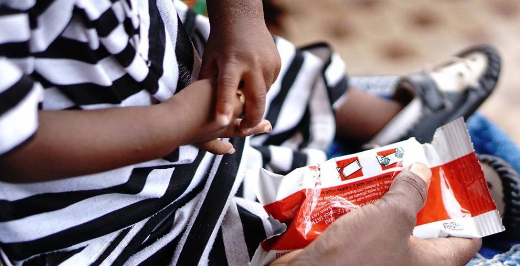 Distribution d'aliments thérapeutiques Plumpy'Nut® au CREN de Ouagadougou, Burkina Faso. - © Nutriset