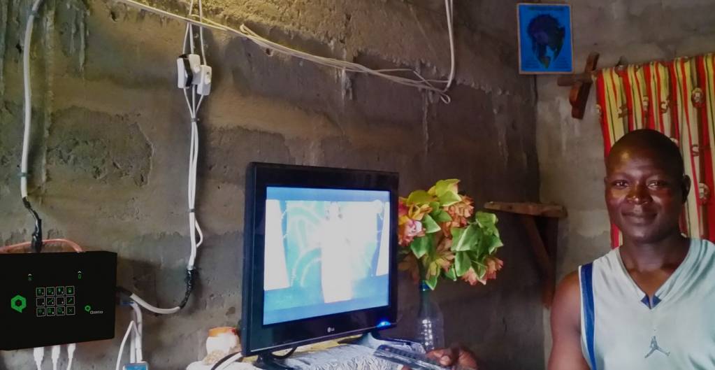 Qotto conçoit et commercialise des kits solaires autonomes pour répondre aux besoins des familles africaines en zone rurale, à l'instar de cet homme, M. Aouandjinou, qui peut regarder le foot avec ses amis grâce à son kit Qotto TV. - © Qotto Qotto conçoit et commercialise des kits solaires autonomes pour répondre aux besoins des familles africaines en zone rurale, à l'instar de cet homme, M. Aouandjinou, qui peut regarder le foot avec ses amis grâce à son kit Qotto TV. - © Qotto
