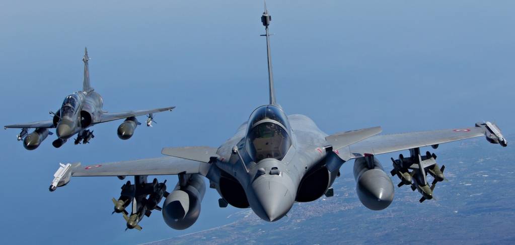 Équipements Rafaut et AEds sous Rafale et M.2000 Crédit : SIRPA.Air Équipements Rafaut et AEds sous Rafale et M.2000 Crédit : SIRPA.Air