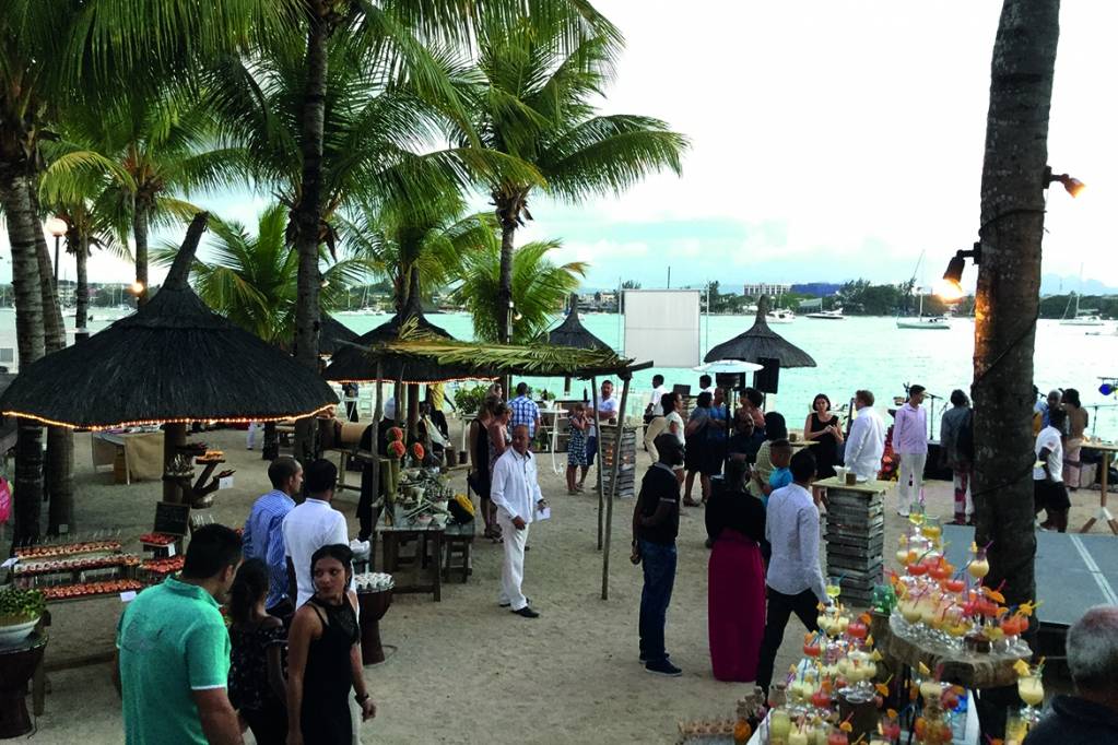 Festivités à l'occasion des 35 ans du Veranda Grand-Baie Hotel & Spa à Maurice, actif hôtelier du groupe VLH - © Veranda Resorts (VLH) Festivités à l'occasion des 35 ans du Veranda Grand-Baie Hotel & Spa à Maurice, actif hôtelier du groupe VLH - © Veranda Resorts (VLH)