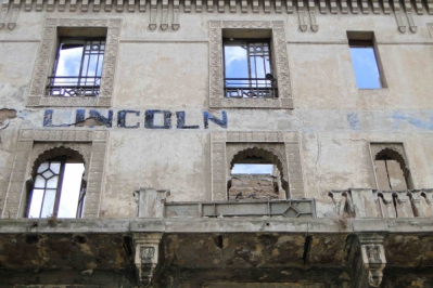 Fa&ccedil;ade &agrave; l'abandon de l'h&ocirc;tel Lincoln &agrave; Casablanca (2010) - &copy;Adam Jones, Ph.D./wikimedia.org
