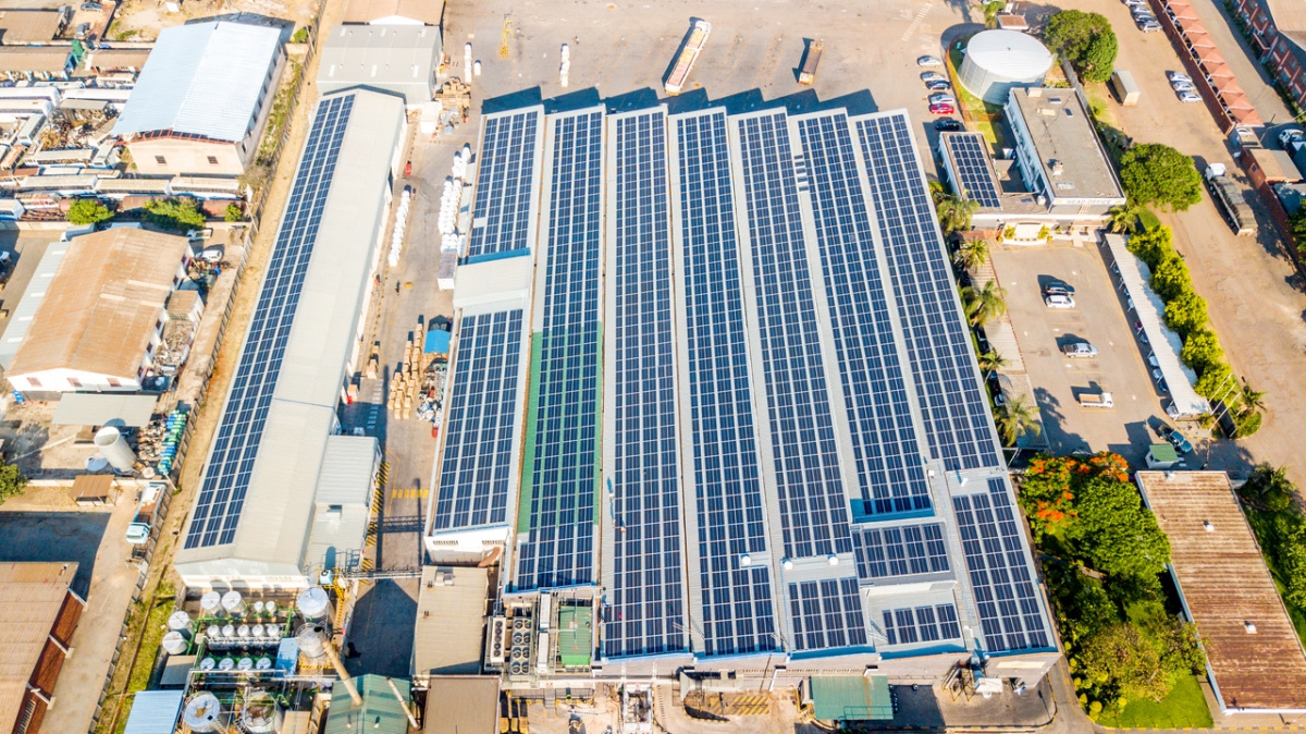 Projet d'infrastructure énergétique hybride de DPA pour l'usine Schweppes Willowvale à Harare, au Zimbabwe. - © Distribution Power Africa Projet d'infrastructure énergétique hybride de DPA pour l'usine Schweppes Willowvale à Harare, au Zimbabwe. - © Distribution Power Africa