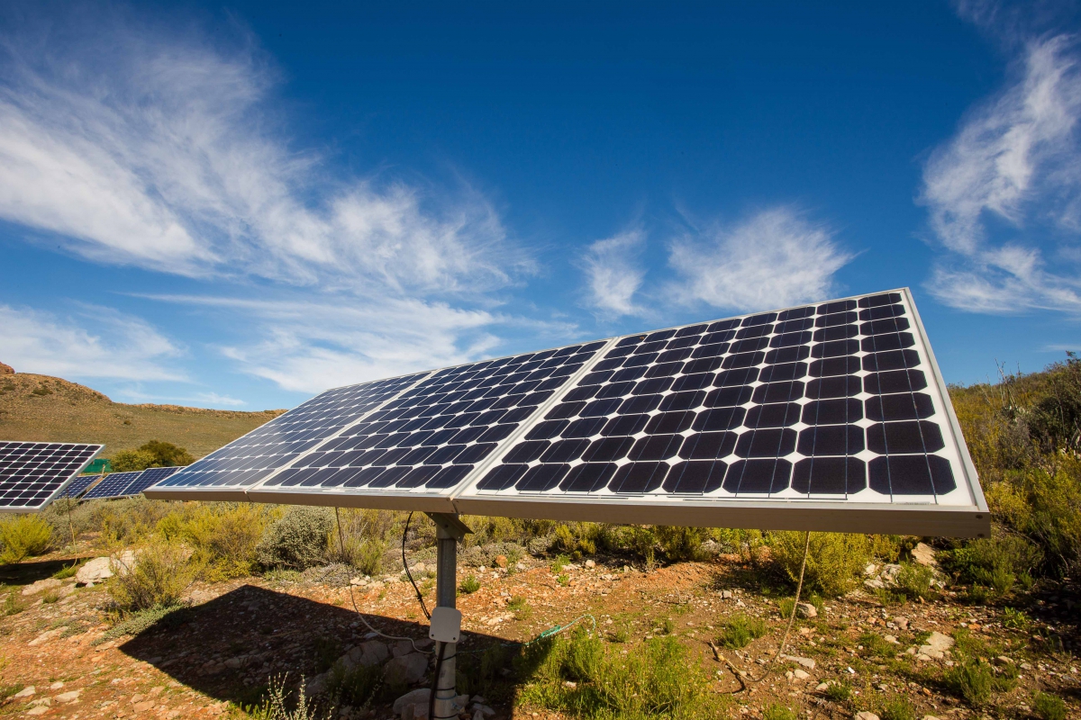 Panneaux solaires photovoltaïques d'une installation électrique off grid, sur une ferme située à Touwsrivier, dans le désert de Karoo, en Afrique du Sud. - © Adobe Stock Panneaux solaires photovoltaïques d'une installation électrique off grid, sur une ferme située à Touwsrivier, dans le désert de Karoo, en Afrique du Sud. - © Adobe Stock
