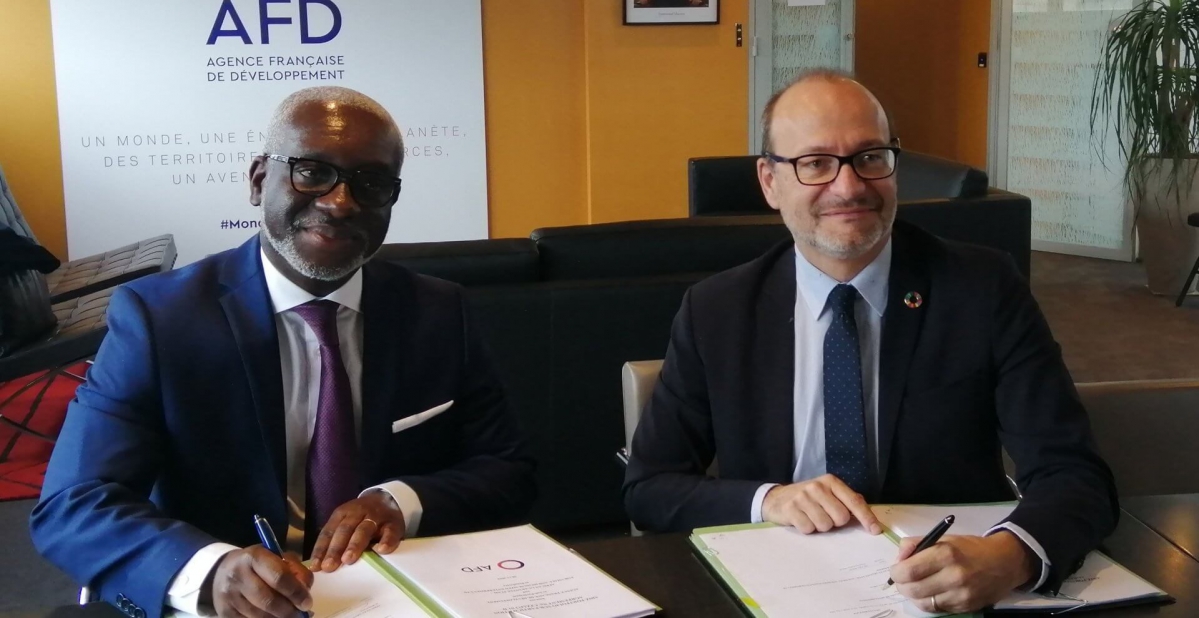 R&eacute;my Rioux directeur g&eacute;n&eacute;ral de l&rsquo;Agence Fran&ccedil;aise de D&eacute;veloppement (AFD), et F&eacute;lix Bikpo, directeur g&eacute;n&eacute;ral d'African Guarantee Fund, ont sign&eacute; le 28 novembre 2019, &agrave; Paris, un accord de sous-participation de 27 M&euro; pour am&eacute;liorer l&rsquo;acc&egrave;s au cr&eacute;dit des PME sur l&rsquo;ensemble du continent africain. - &copy; AFD