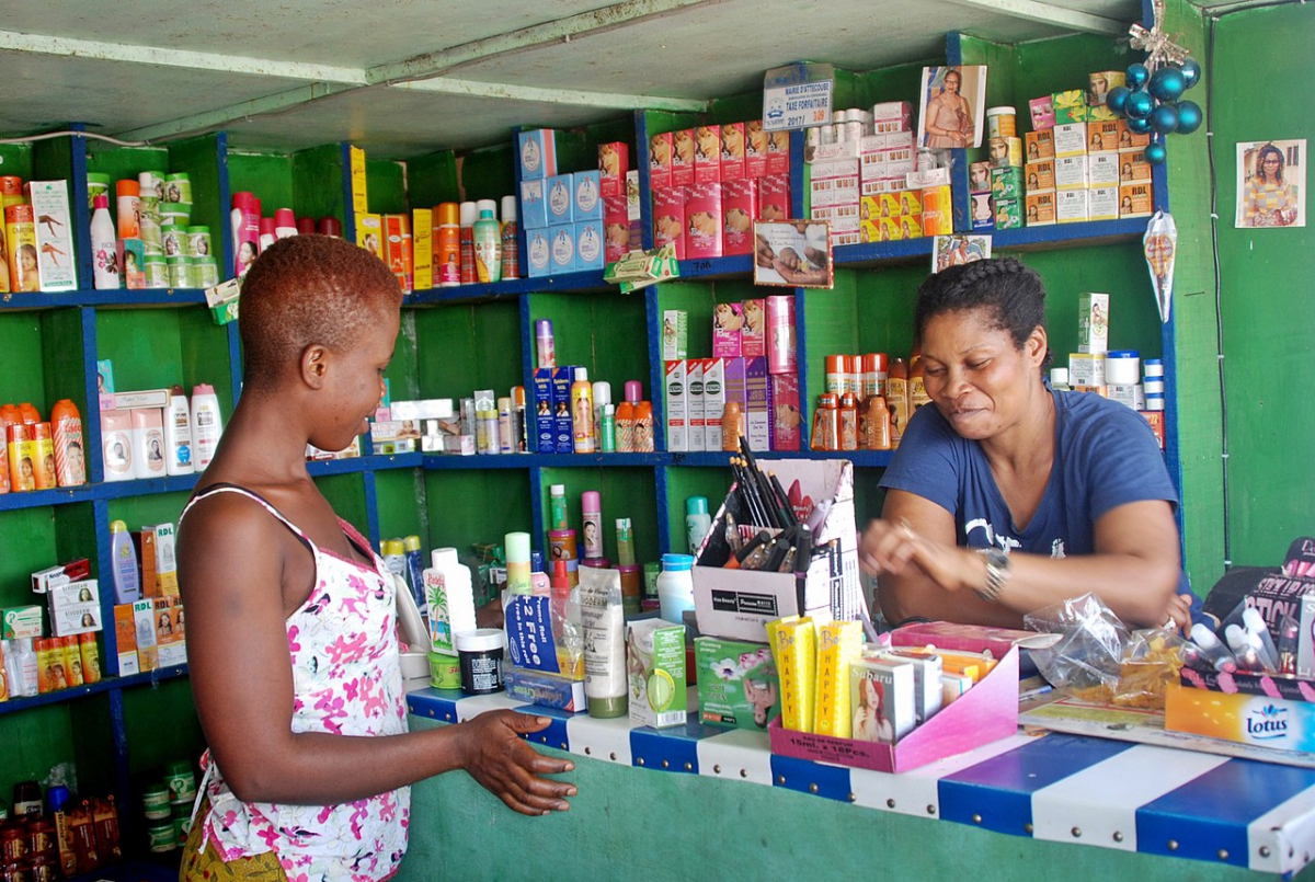Commerçante de produits cosmétiques à Abidjan - Aristidek5maya/Wikimedia Commerçante de produits cosmétiques à Abidjan - Aristidek5maya/Wikimedia