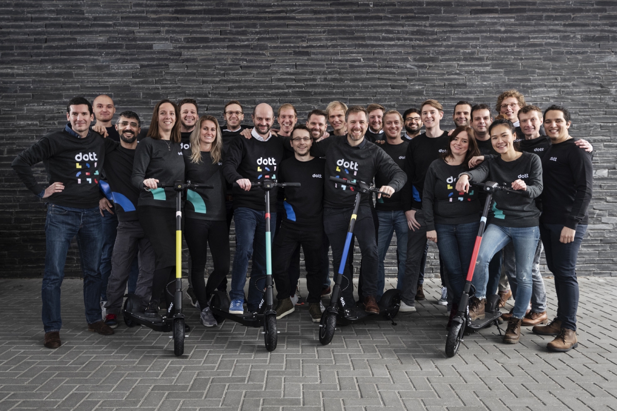 Des salari&eacute;s de Dott sur leurs trottinettes &eacute;lectriques - &copy; Dott