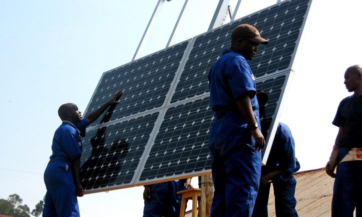 Installation de panneaux solaires au Rwanda - Walt Ratterman/USAID