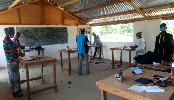 La Mission multidimensionnelle Intégrée des Nations Unies pour la Stabilisation en Centrafrique (MINUSCA), une opération de maintien de la paix de l'ONU, soutient la fabrication de masques de protection à Kaga Bandoro, en République centrafricaine. - © MINUSCA La Mission multidimensionnelle Intégrée des Nations Unies pour la Stabilisation en Centrafrique (MINUSCA), une opération de maintien de la paix de l'ONU, soutient la fabrication de masques de protection à Kaga Bandoro, en République centrafricaine. - © MINUSCA