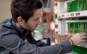 Un employé Orange mettant en place de la fibre optique - © Orange Concessions Un employé Orange mettant en place de la fibre optique - © Orange Concessions