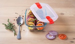 © International Cookware (Pyrex)